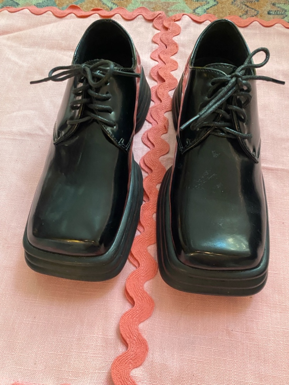 Dongsenwan Black Lifted Loafers
